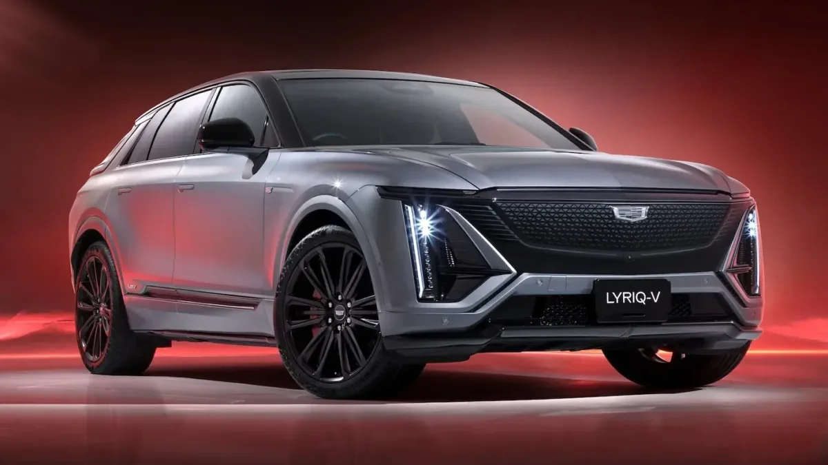 Cadillac Lyriq-V elektrikli performans SUV yandan görünüm