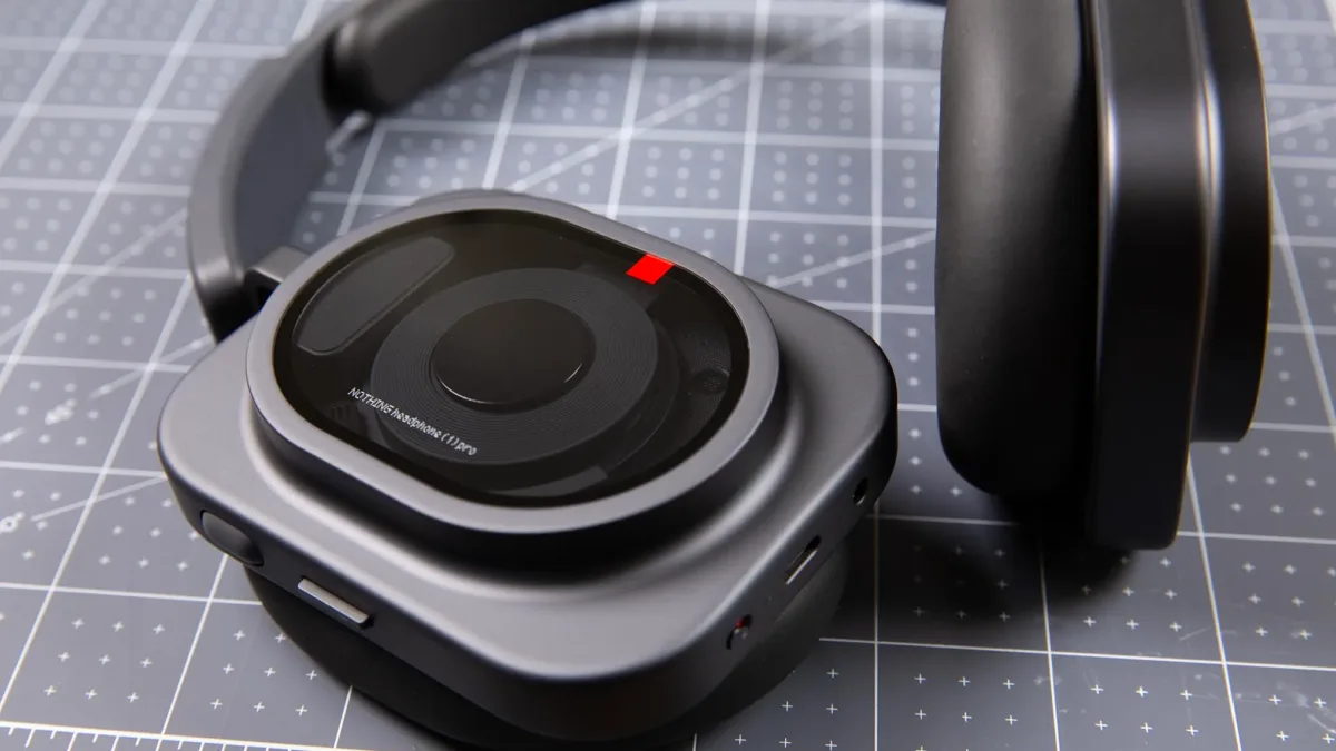 Nothing Headphone 1 Pro kulaklık tasarımı yakın çekim
