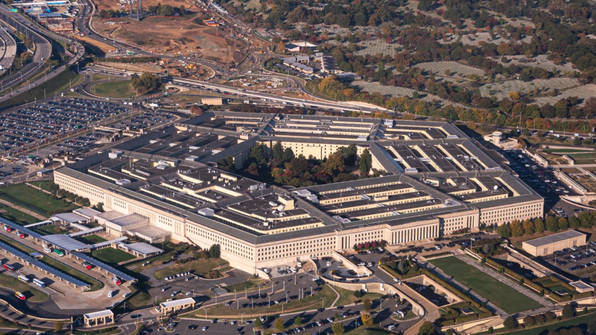 Pentagon binası ve dijital güvenlik simgeleri