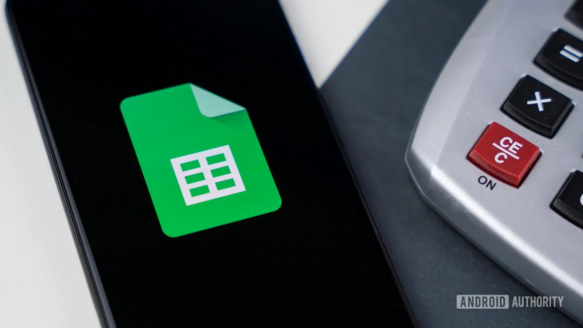 Google Sheets ekranında pivot tablo düzenleme görünümü