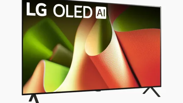 Salonda duvara asılı LG akıllı televizyon ve gizlilik uyarısı görseli