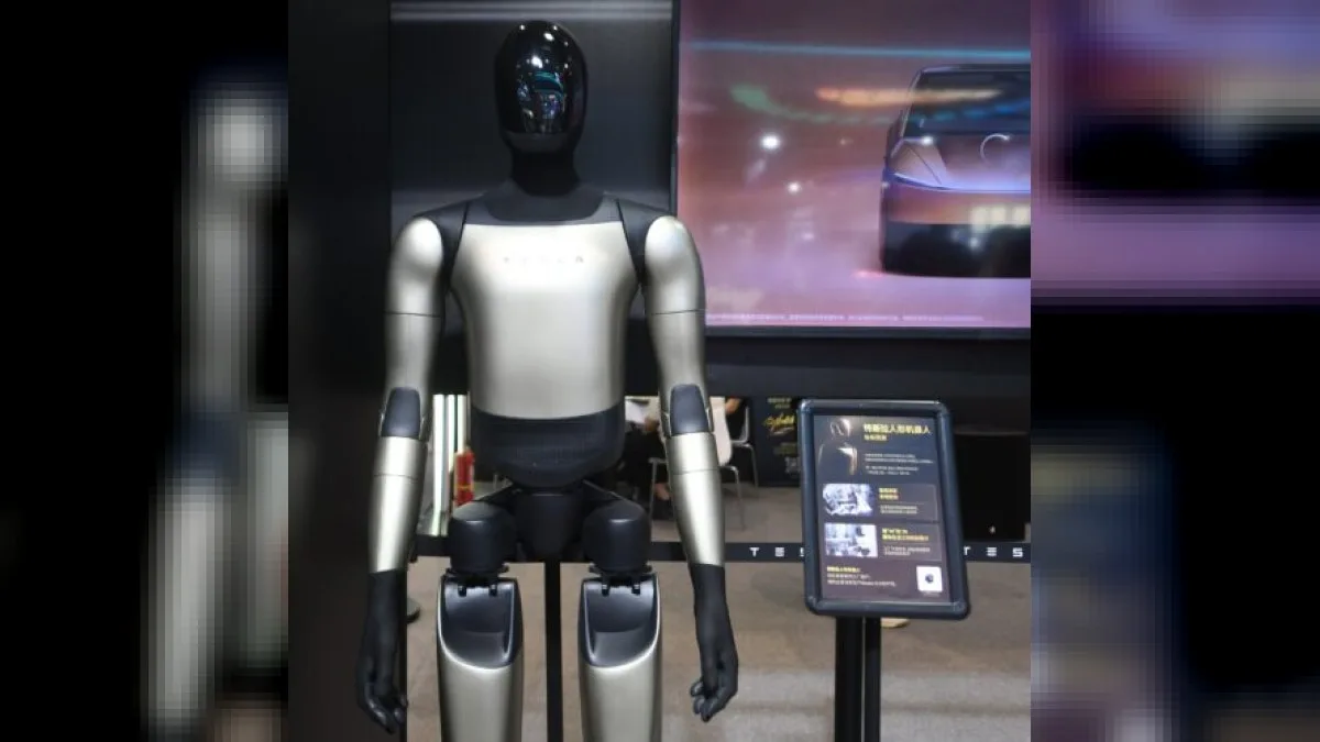 Tesla fabrikasında çalışan insansı robot Optimus