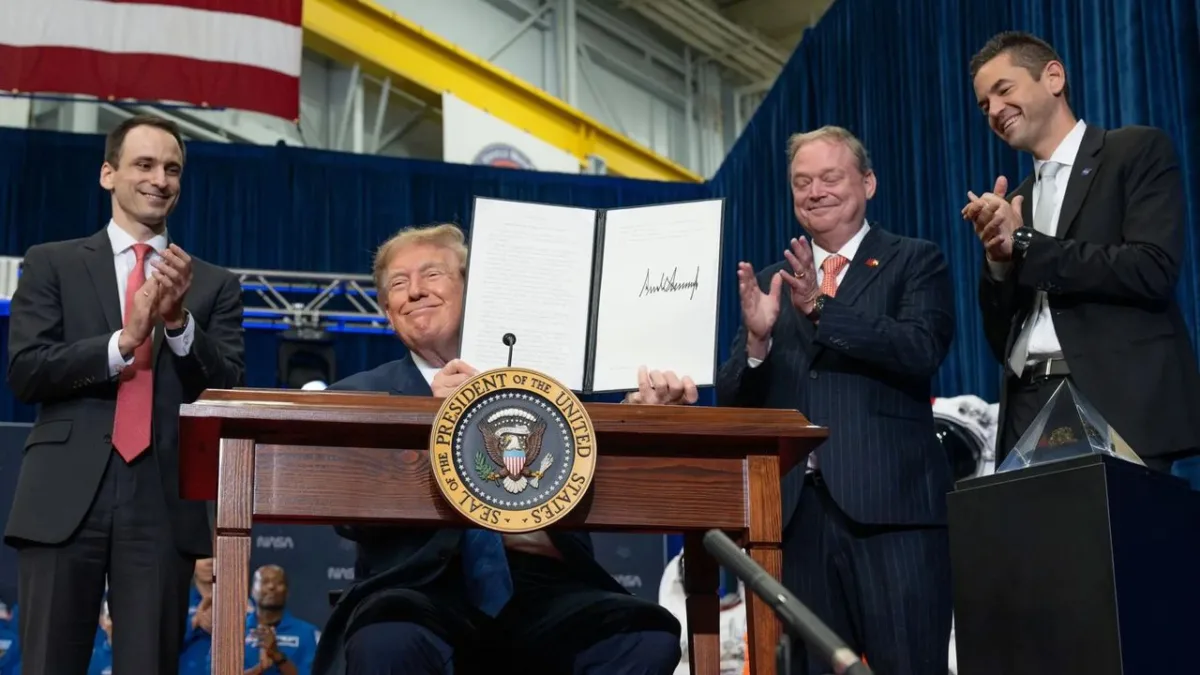 NASA logolu bina önünde uzay temalı kampüs görseli