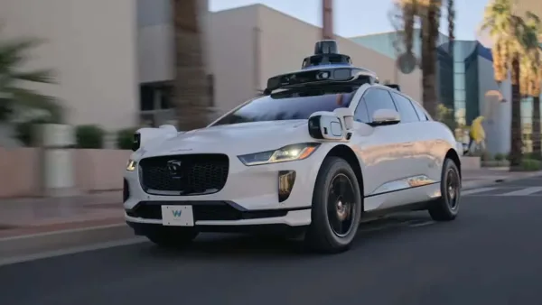 Waymo otonom aracı şehir trafiğinde seyir halinde