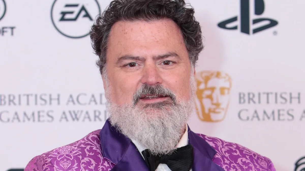 Tim Schafer röportaj sırasında konuşurken