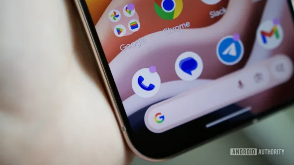 Google Telefon uygulaması Kişiler sekmesi arayüzü