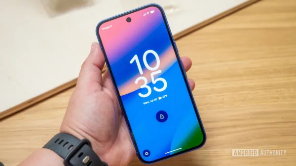 Android telefonda özelleştirilmiş kilit ekranı saati görseli