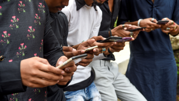 Akıllı telefon ekranında spam arama uyarısı gösterimi