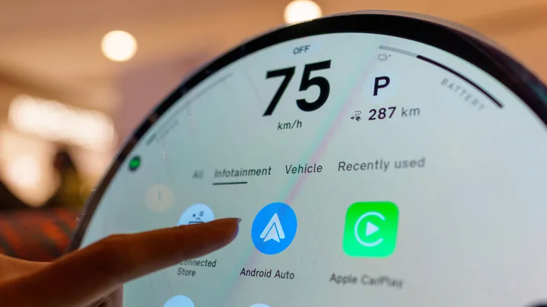 Araç bilgilendirme sisteminin Android Auto uygulama simgesini gösteren yakın çekimi.