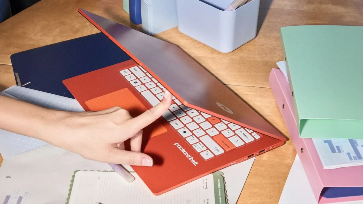 Renkli yeni Packard Bell dizüstü bilgisayar ve aksesuarları