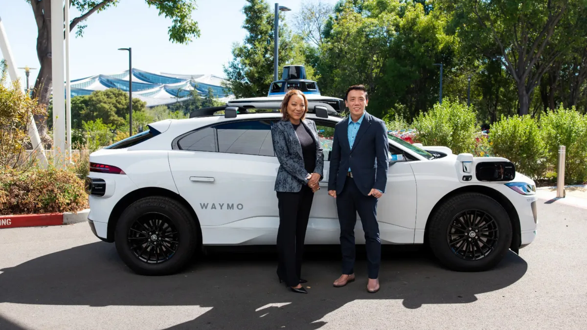 Waymo otonom aracı şehir sokağında seyir halinde