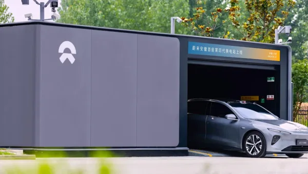 NIO batarya değişim istasyonunda elektrikli araç