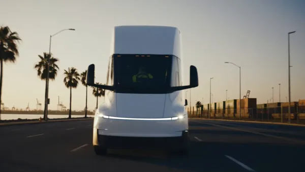 Tesla Semi elektrikli kamyon fabrika üretim hattında