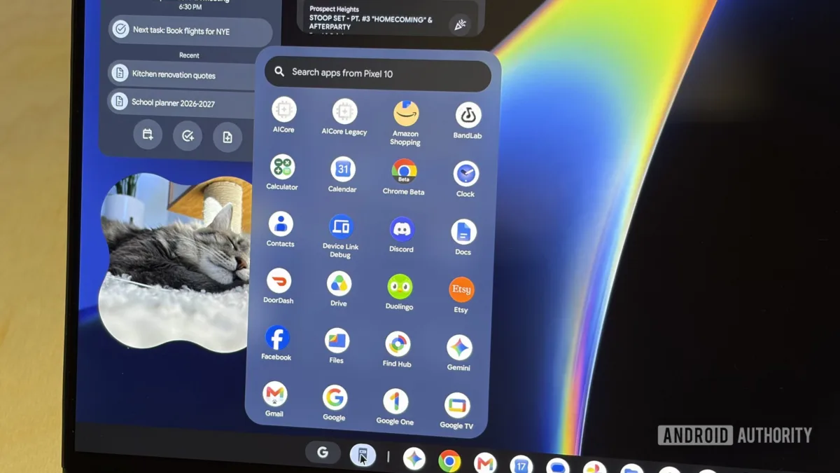 Pixel telefon ve Googlebook dizüstü bilgisayar yan yana