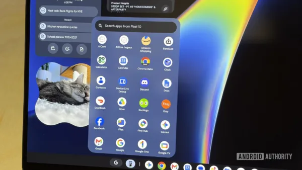 Pixel telefon ve Googlebook dizüstü bilgisayar yan yana