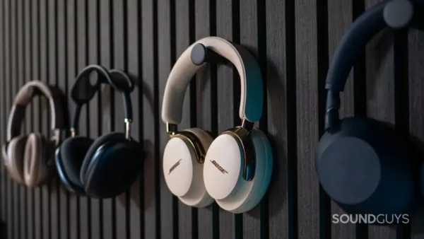 Bose ve Skullcandy logolarının yan yana görüntüsü