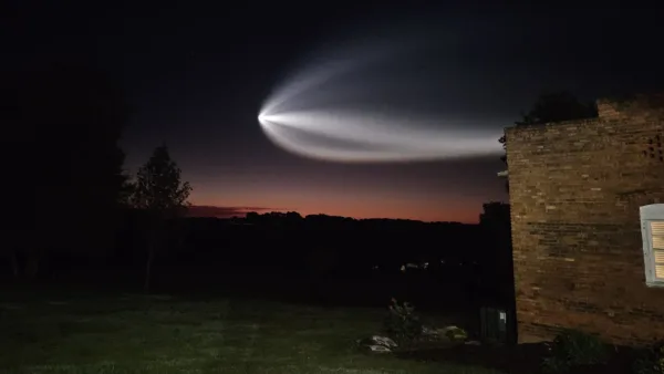 Şafak vaktinde gökyüzünde parlayan SpaceX roket izi