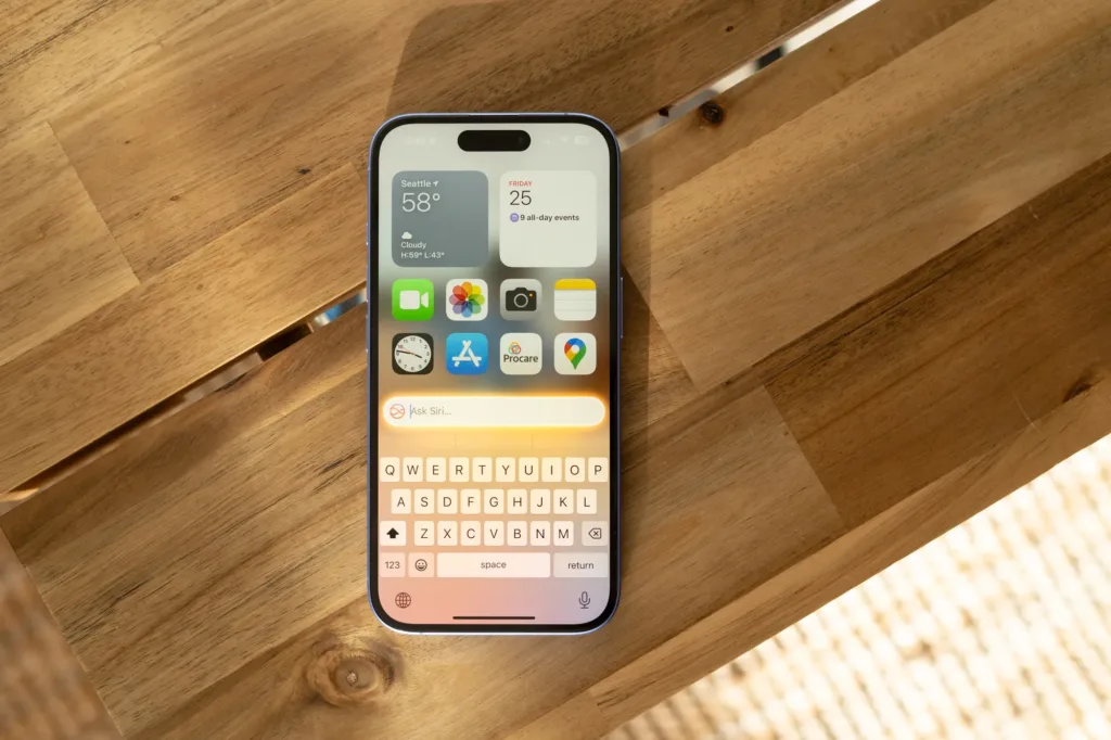 iPhone 16'nın bir bankta iOS 18.1 ve Apple Intelligence ile çalıştığı görüntüsü.