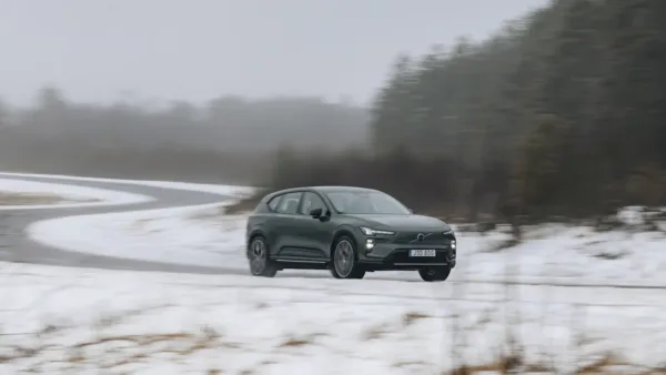 Volvo EX60 elektrikli SUV fabrika üretim hattında