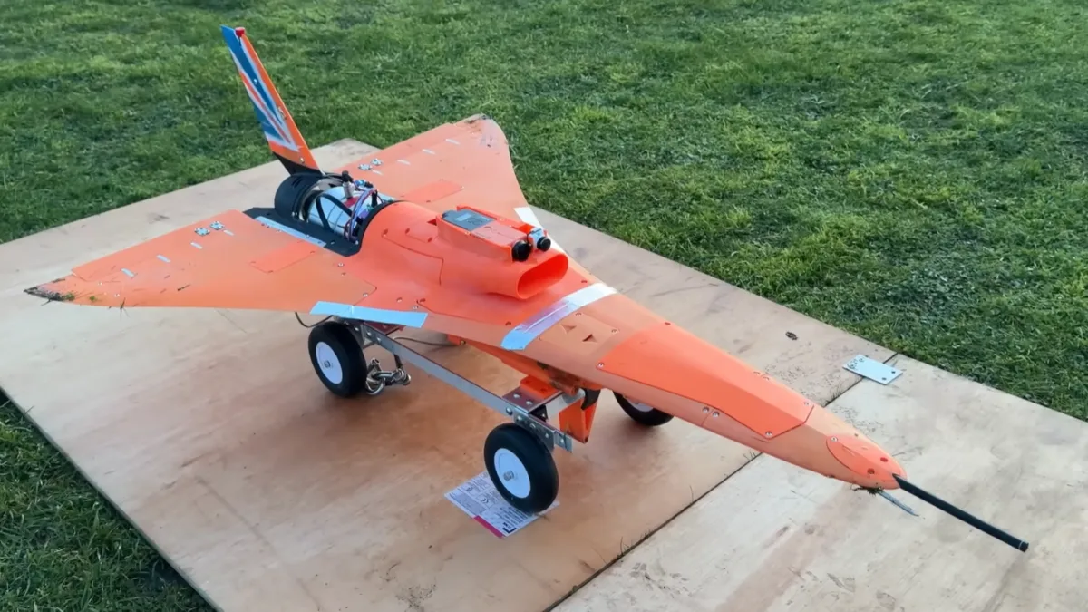 3D baskı jet türbinli Kingchaser model uçağı uçuşta