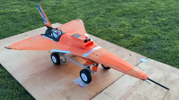 3D baskı jet türbinli Kingchaser model uçağı uçuşta