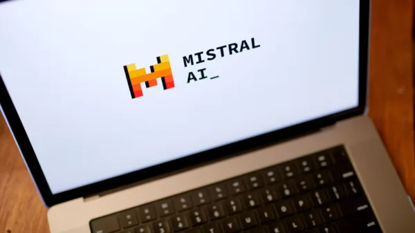 Mistral yapay zeka logosu ve devre kartı görseli