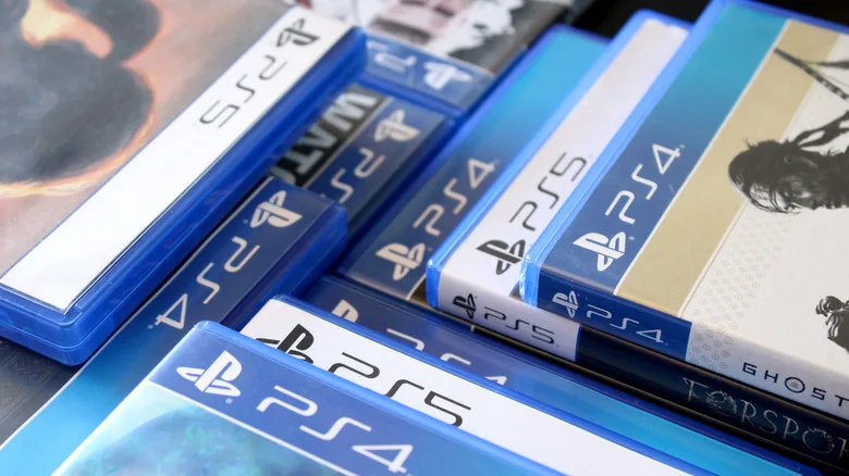 Çeşitli PlayStation 4 ve PlayStation 5 oyun kutularının bir yığını.