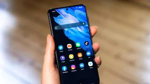 Samsung Galaxy telefonda One UI 9 arayüzü