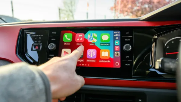 iPhone ekranında CarPlay arayüzü ve Siri AI görseli