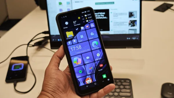Üç işletim sistemi destekleyen NexPhone akıllı telefon