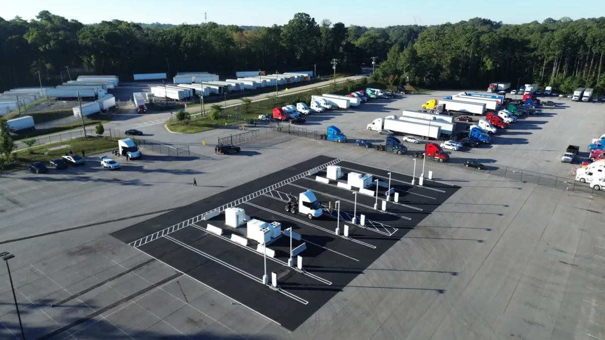 Tesla Semi elektrikli kamyon şarj istasyonunda görüntüsü