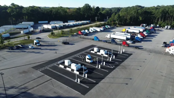 Tesla Semi elektrikli kamyon şarj istasyonunda görüntüsü