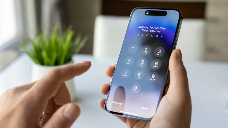 Kullanıcıdan şifre isteyen bir iPhone.