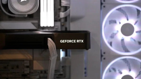RTX 5090 ekran kartına takılan özel güç dağıtıcı modül
